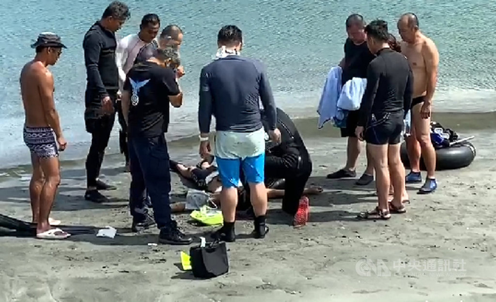 蘭嶼朗島浮潛區19日發生民眾溺水意外,黃姓民眾獲救時無呼吸心跳,送蘭嶼衛生所搶救後恢復心跳,隨即交由空勤黑鷹直升機後送本島台東醫治。(民眾提供)中央社記者盧太城台東傳真 109年9月19日