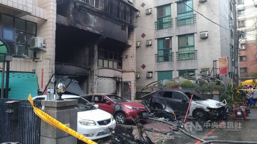 台中市龍井區東海別墅商圈一處民宅19日清晨發生氣爆,波及對面透天厝,與弟弟平安逃出的張姓女子表示,爆炸震撼力太大了,以為是地震,逃出後發現外面有如遭炸彈炸過,車輛也被燒得焦黑。中央社記者郝雪卿攝 109年9月19日