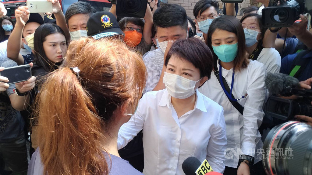台中市龍井區東海別墅商圈一處民宅19日發生氣爆波及對面透天厝,造成4死1傷,台中市長盧秀燕(前右)趕往現場慰問受災戶,允諾將全力協助受災家屬度過難關。中央社記者郝雪卿攝 109年9月19日