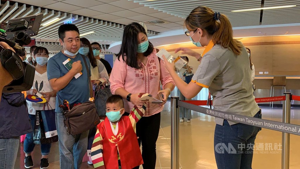 台灣虎航與韓國觀光公社、易飛網合作推出韓國限量微旅行,班機19日上午11時許起飛,旅客攜家帶眷參加。中央社記者葉臻攝 109年9月19日