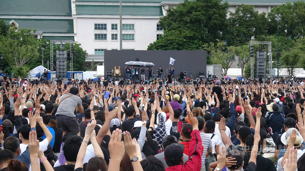法政大學學生19日發起抗議,約2萬人湧入皇家田廣場,高喊「政府下台、人民萬歲」的口號。中央社記者呂欣憓曼谷攝 109年9月19日