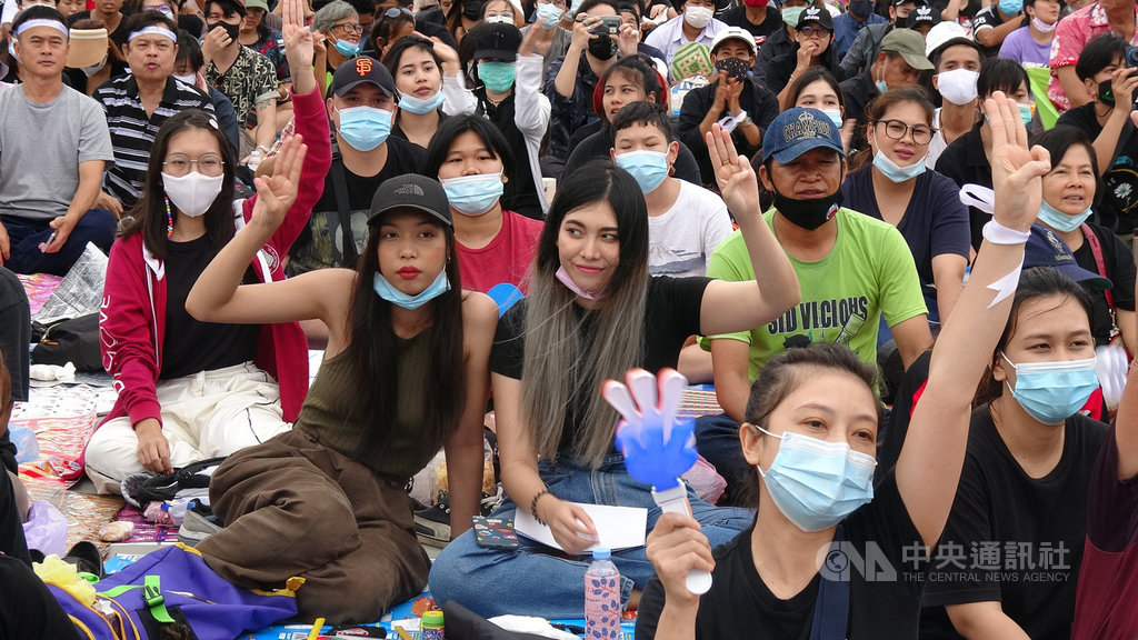 法政大學學生19日發起示威,抗議政府施政,參與群眾高舉反獨裁的手勢。中央社記者呂欣憓曼谷攝 109年9月19日