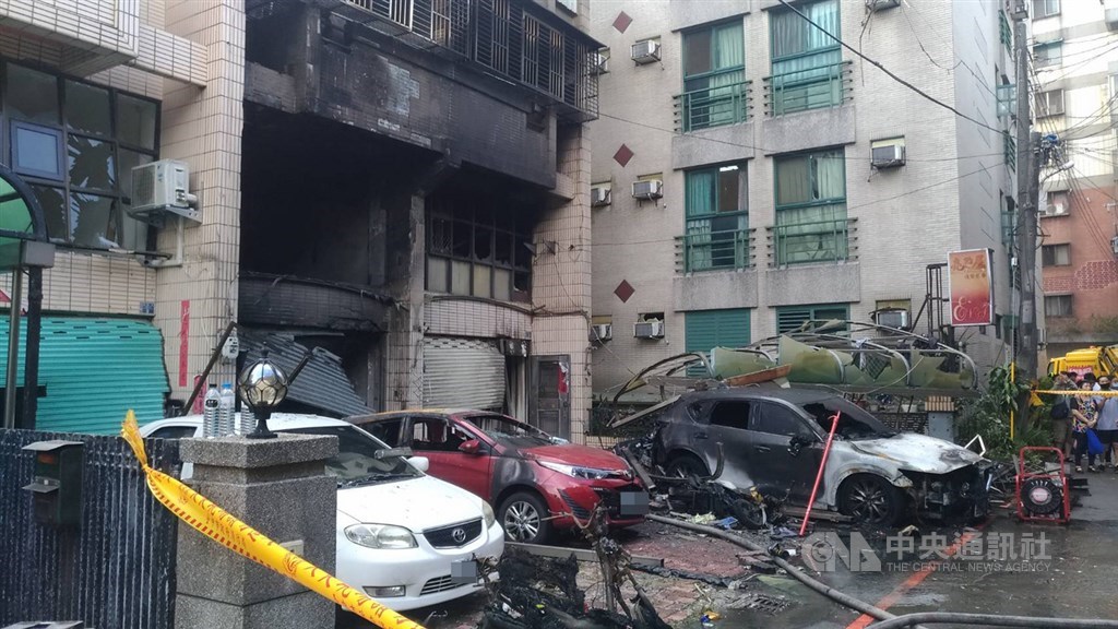 台中市龍井區東海別墅商圈一處民宅19日清晨發生氣爆,波及對面透天厝,與弟弟平安逃出的張姓女子表示,爆炸震撼力太大了,以為是地震,逃出後發現外面有如遭炸彈炸過,車輛也被燒得焦黑。中央社記者郝雪卿攝 109年9月19日