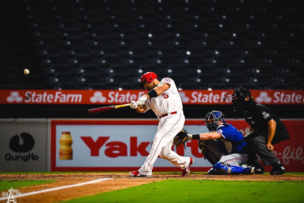 美國職棒大聯盟MLB洛杉磯天使強打普侯斯(左)18日單場貢獻兩轟,累計生涯全壘打達662支,在史上全壘打排行榜獨居第5。(圖取自facebook.com/Angels)