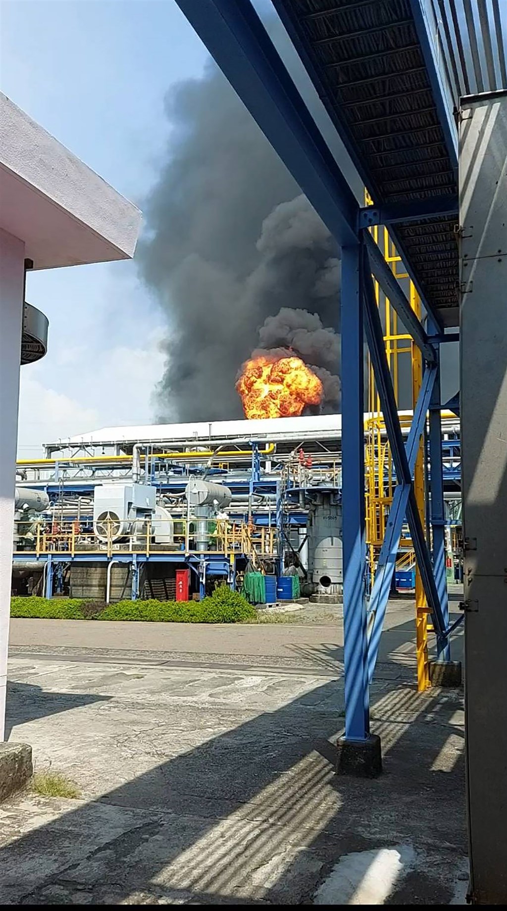 高雄市消防局19日獲報,林園區工業一路有工廠冒黑煙,到場確認是生產塑膠粒子生產線開機時,跳機導致反應器中製程氣體燃燒,碳粒產生大量火光及黑煙散布大氣,現場濃煙密布。環保局也派員到場稽查,依法告發開罰。(高雄市環保局提供)中央社記者洪學廣傳真 109年9月19日