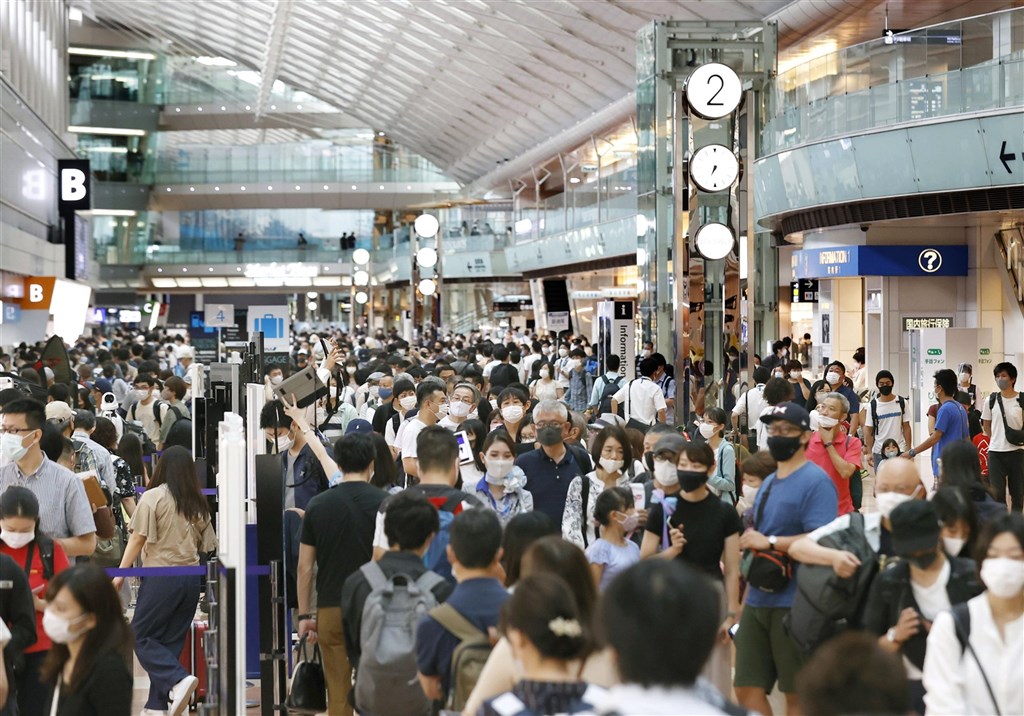 日本19日開始4天連假,過去一段時間受疫情影響避免出遊及返鄉的民眾都利用假期出門,讓國內航空業接獲約半年來最多的預約人數。圖為19日東京羽田機場國內線人潮。(共同社)