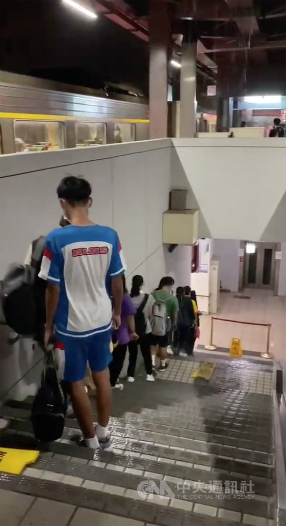 有民眾18日晚間在網路上貼出花蓮玉里火車站漏水影片,影片中月台遮雨棚嚴重漏水,打落在通往地下道的樓梯中間位置,乘客只能靠著左側走。台鐵19日指出,已委由廠商修繕,會要求加速維修,預計25日全數完成。(民眾提供)中央社記者張祈花蓮傳真 109年9月19日