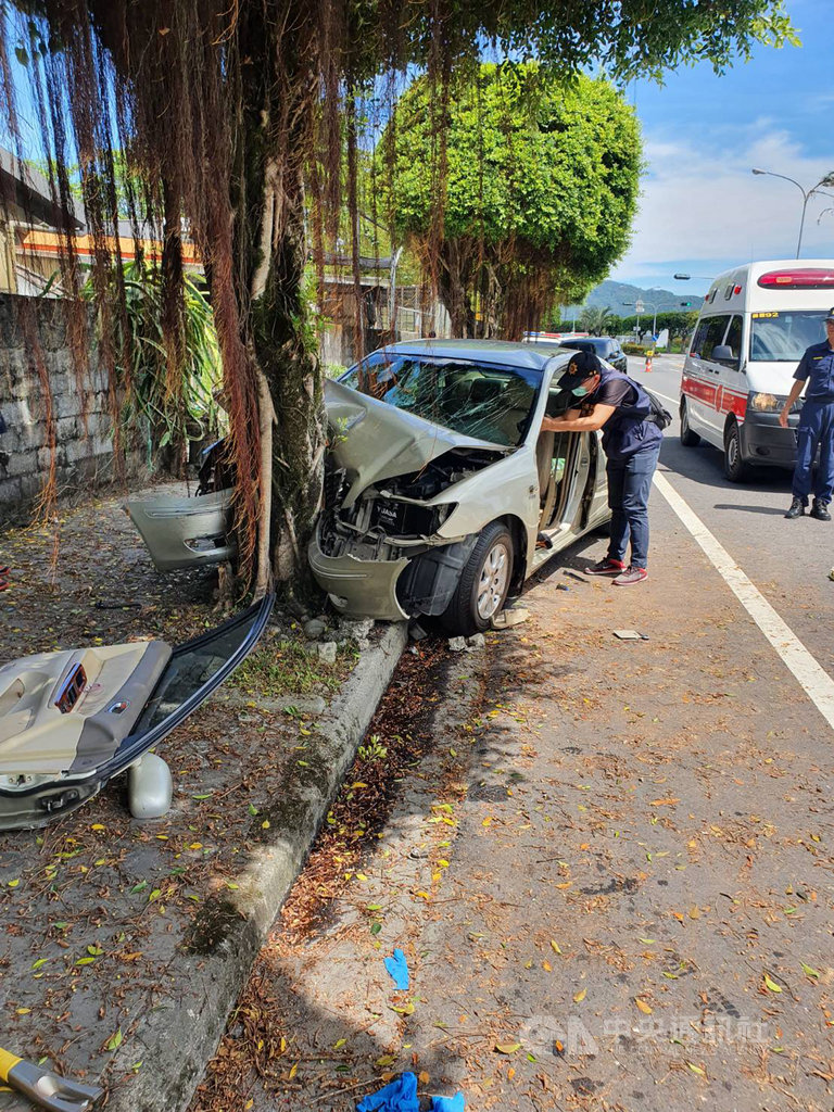 台9線花蓮鳳林段19日上午發生小轎車不明原因自撞行道樹意外,70歲鄭姓駕駛及69歲劉姓副駕送醫急救後宣告不治,後座2名女性乘客輕重傷。(花蓮縣消防局提供)中央社記者張祈傳真 109年9月19日