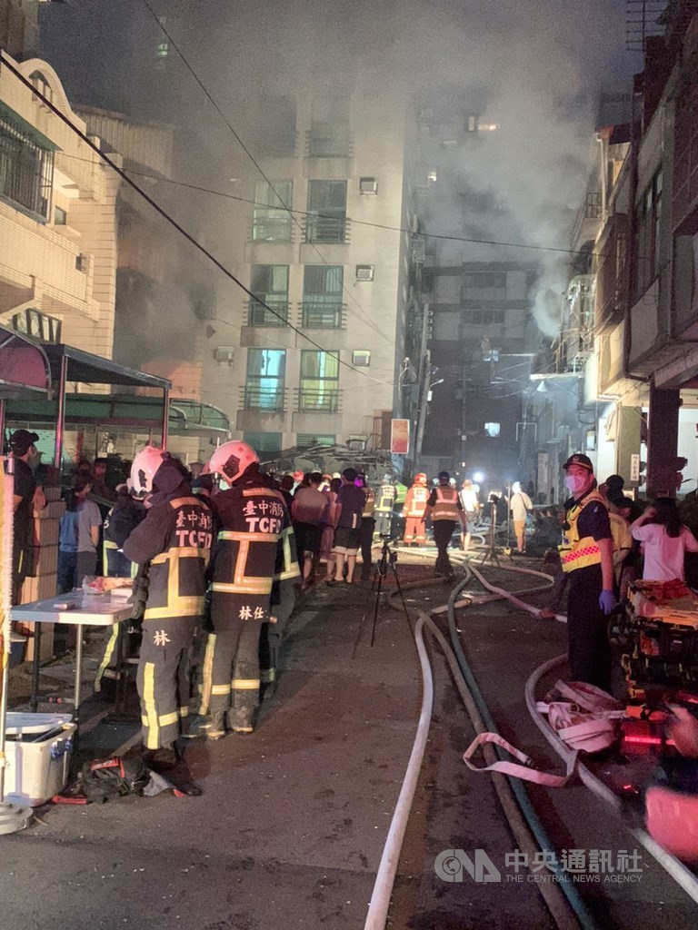 台中市龍井區新興路東海別墅商圈19日清晨發生氣爆,波及對面連棟透天民宅,台中市消防局於火勢控制後尋獲4名已成焦屍的遺體,另將1名傷者送醫。中央社記者郝雪卿攝 109年9月19日