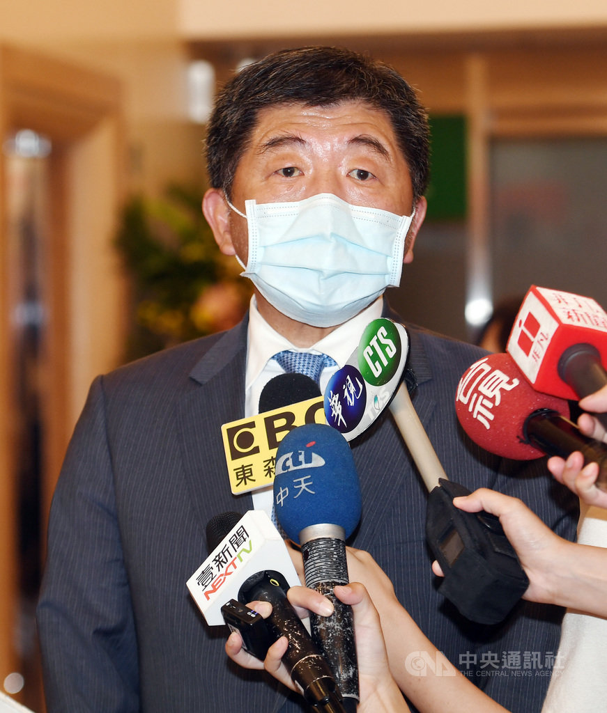 衛福部長陳時中19日在台北出席公開活動前受訪,對「吃豬睪丸會變聰明」一說表示,這是種民俗說法,兒時常聽長輩說起,要說失言「就是我的長輩失言」。中央社記者施宗暉攝 109年9月19日