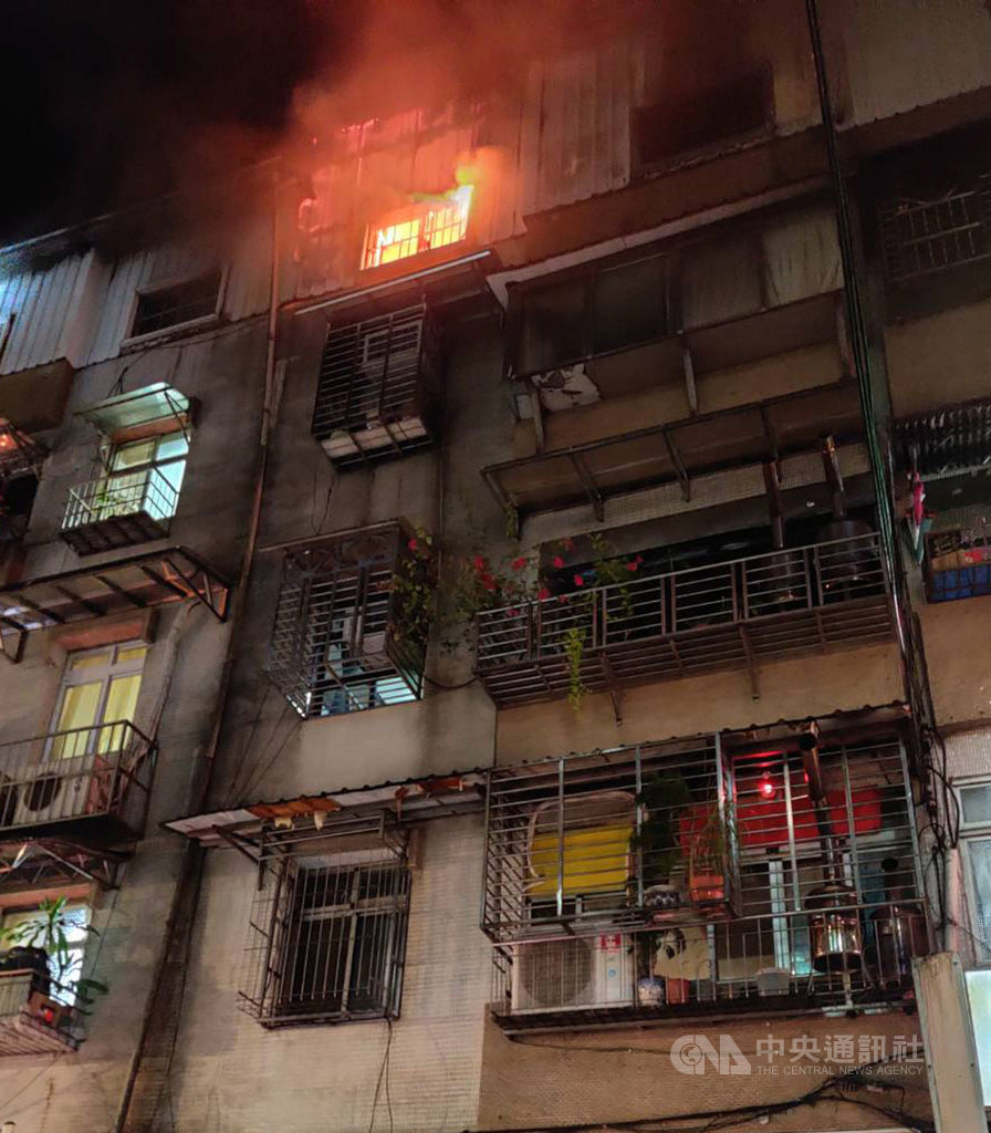 基隆市七堵區福二街一處公寓頂樓鐵皮屋18日晚間發生火警,現場冒出大量濃煙,消防員進入火場後,發現一名年約35歲的女子倒臥浴室,臉部朝下且身體有燒灼傷,已明顯死亡。(讀者提供)中央社記者王朝鈺傳真 109年9月19日
