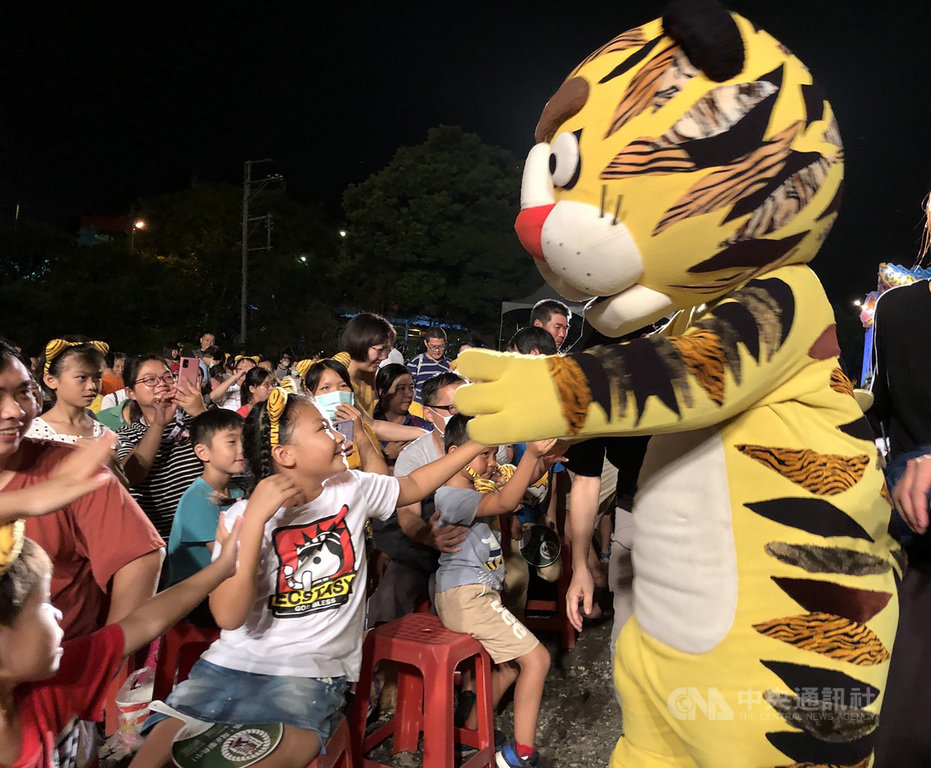 紙風車劇團19日晚間應邀到桃園市龜山區明倫三聖宮前廣場演出親子劇碼「武松打虎」,吸引大小朋友一同看戲,劇團成員穿著布偶裝和孩子們開心互動。(紙風車文教基金會提供)中央社記者陳秉弘傳真 109年9月19日