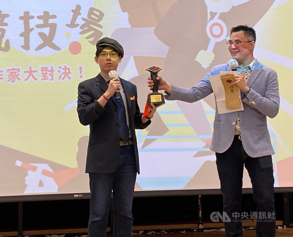 第18屆台灣推理作家協會徵文獎首獎得主19日揭曉,由今年才剛大學畢業的年輕作家會拍動(左),以作品「初心村的偵探事務所」奪得。中央社記者陳秉弘攝 109年9月19日