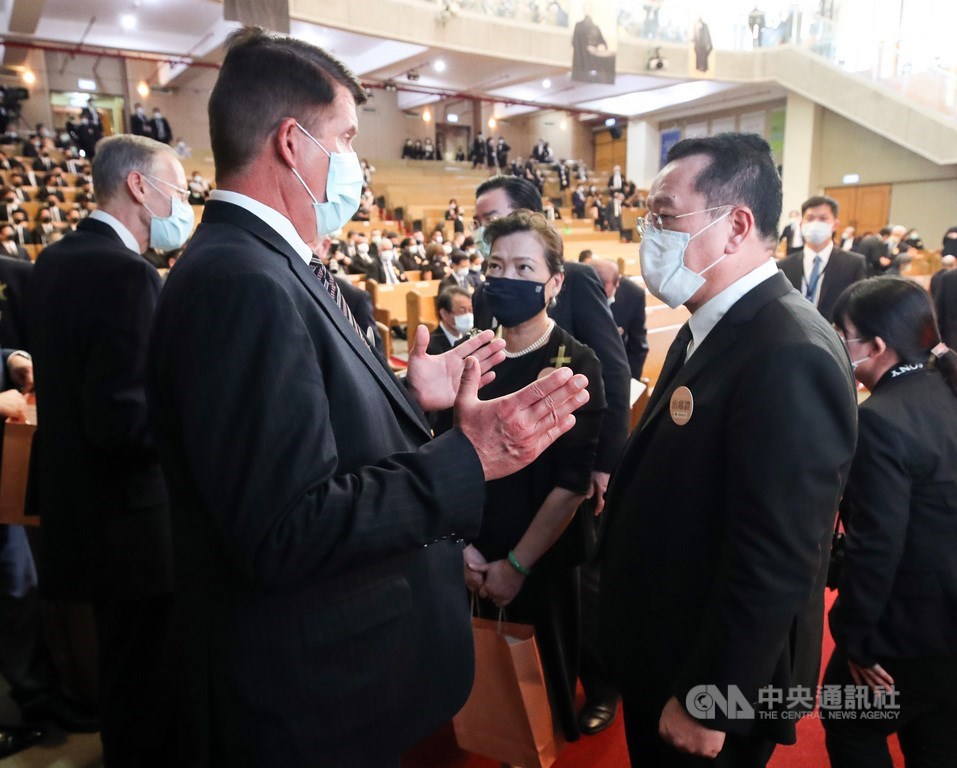故總統李登輝追思告別禮拜19日在新北市淡水區真理大學舉行,會後美國國務院次卿柯拉克(Keith Krach)(前左起)、經濟部長王美花、國安會秘書長顧立雄交換意見。中央社記者張新偉攝109年9月19日