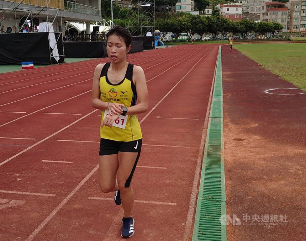 2020第8屆離島縣聯合運動會19日持續在馬祖展開,半程馬拉松女子組賽事由金門選手曾怡靜奪得冠軍。(金門縣政府提供)中央社記者黃慧敏傳真 109年9月19日