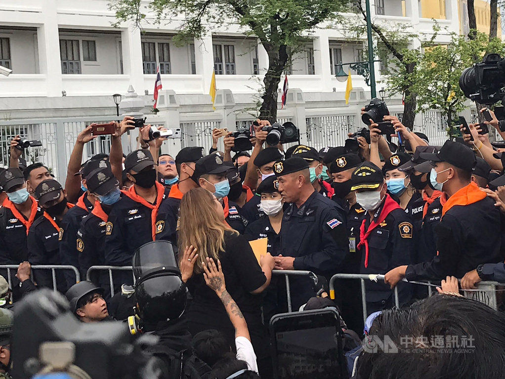 以法政大學學生為主體的學生抗議團體20日前往大皇宮,要提出改革王室訴求,由學生領袖之一的帕努莎雅(左染金髮者)向警方遞交請願書。中央社記者呂欣憓曼谷攝 109年9月20日