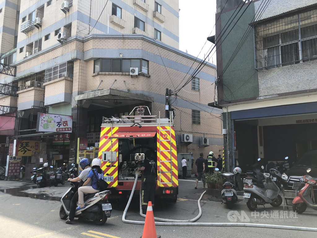 台中市龍井區新興路東海別墅商圈一處透天厝19日發生氣爆波及對面透天厝,20日上午傳出餘火復燃,台中市消防局立刻派遣救災人員前往救援。中央社記者趙麗妍攝 109年9月20日