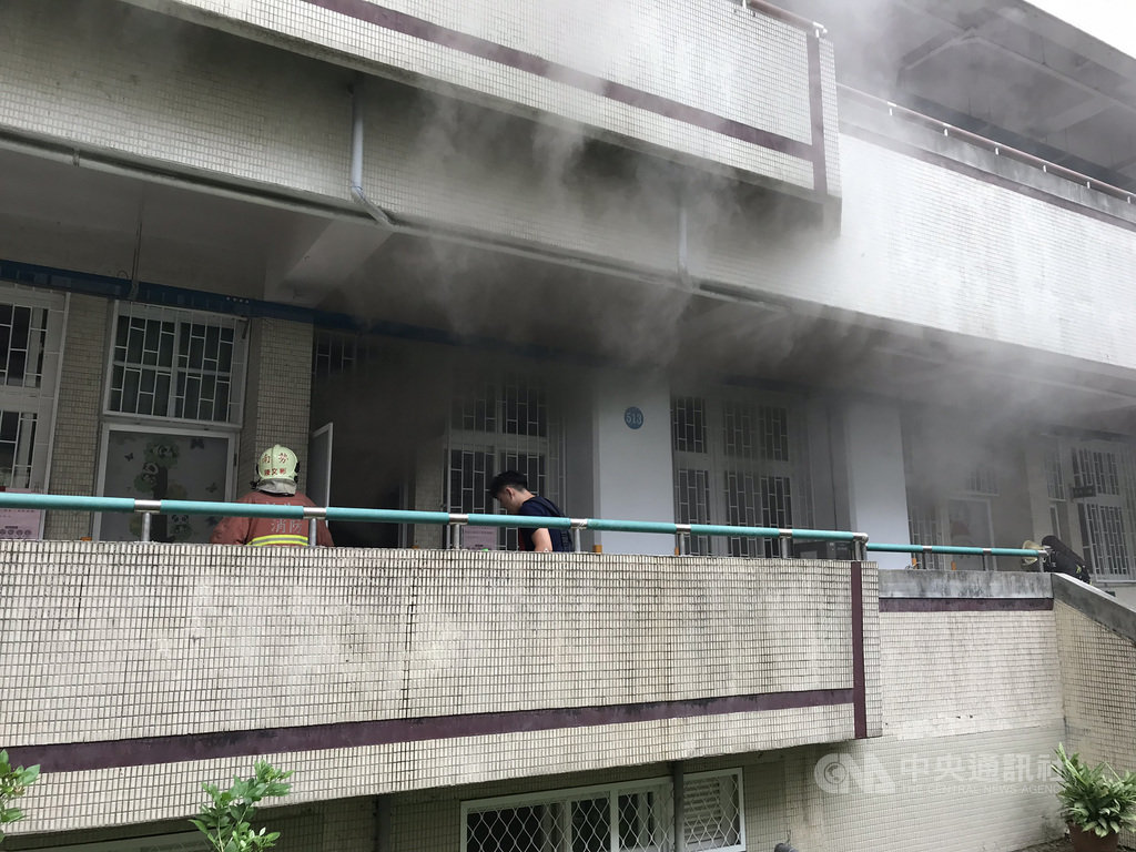 新北市中和區錦和國小20日上午傳火警,現場冒出陣陣濃煙,消防局獲報派員搶救,順利撲滅火勢,起火原因仍待進一步調查釐清。(民眾提供)中央社記者沈佩瑤新北傳真 109年9月20日