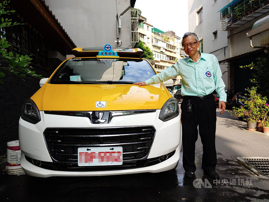 57歲的楊定富開計程車6年,他今年8月買了百萬新車,投入無障礙計程車(通用計程車)行列;楊定富說,他沒有想要賺大錢,只要有穩定收入,又可以幫助到人、對社會有貢獻,「我覺得我可以盡一點力」。(楊定富提供)中央社記者陳偉婷傳真 109年9月20日