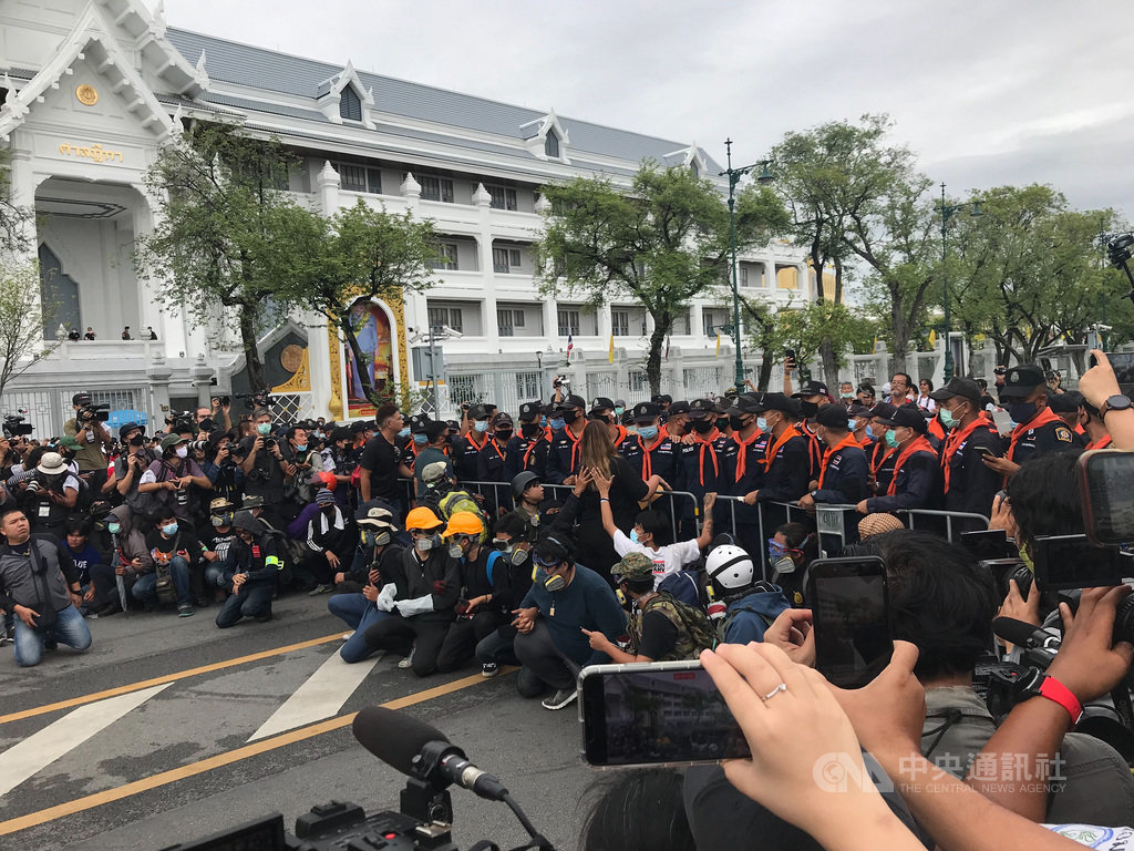 以法政大學學生為主體的學生抗議團體20日前往大皇宮,提出改革王室訴求,學生們在警方部署的欄杆前坐下。中央社記者呂欣憓曼谷攝 109年9月20日