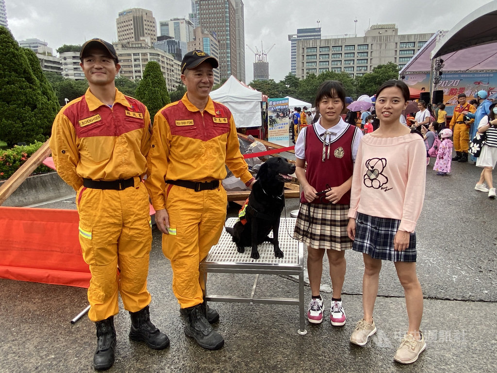 消防署和台北市消防局20日舉辦「國家防災日防災教育宣導活動」,台南維冠大樓震災獲救的鄭姓姊妹(右1、右2)也現身,向北市消搜救隊員林政憲(左1)、許志峰(左2)表達感謝。中央社記者黃麗芸攝 109年9月20日
