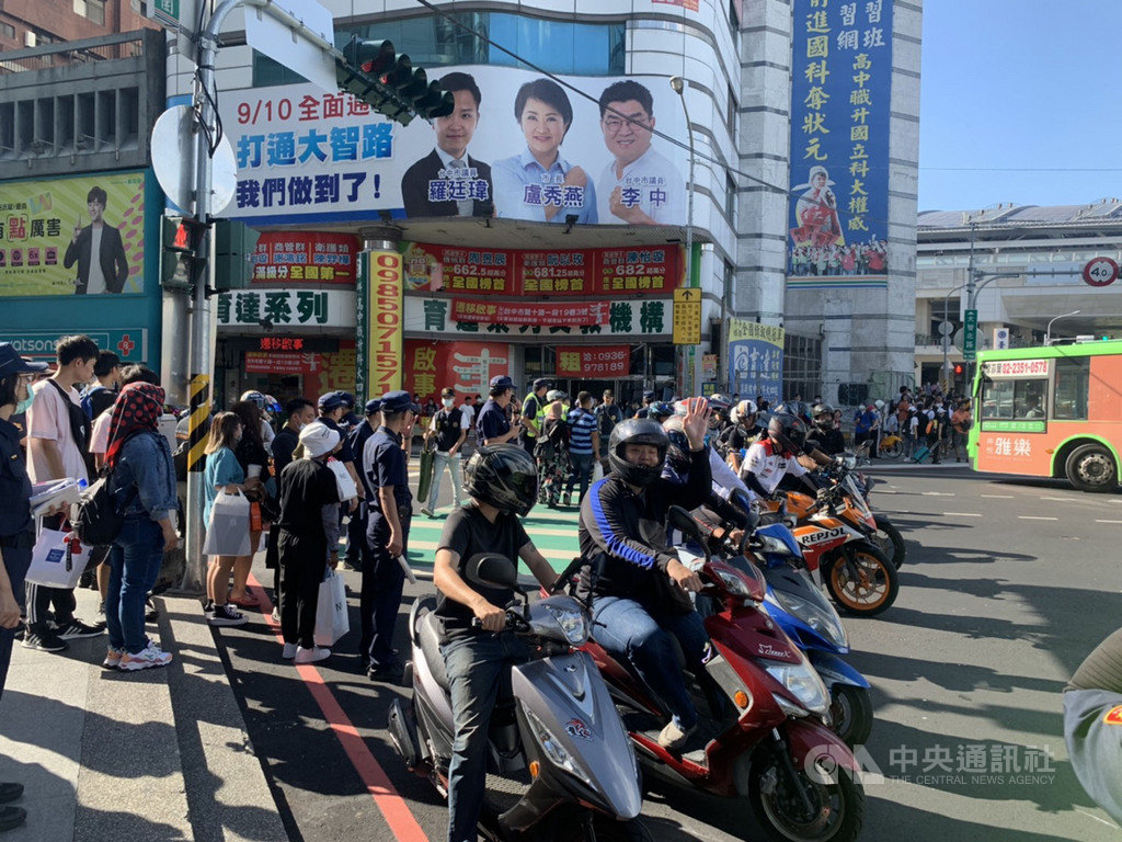 台中市大智路日前通車打通台中火車站前、後站,機車族不滿路口設置機車待轉區,近百輛機車20日集結大智路口,表達恢復免待轉訴求。中央社記者趙麗妍攝 109年9月20日