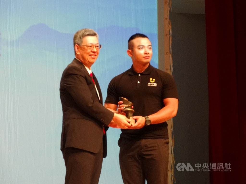 「2020年法鼓山關懷生命獎暨論壇」20日在台北市中油大樓舉行,前副總統陳建仁(左)頒發「團體大願獎」給財團法人孩子的書屋文教基金會董事長陳彥翰(右),陳建仁也盛讚創辦人陳爸(陳俊朗)的愛弘大。中央社記者楊淑閔攝 109年9月20日