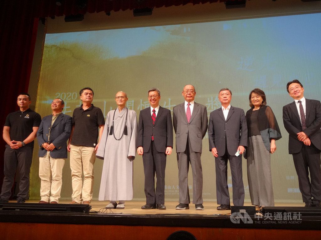 「2020年法鼓山關懷生命獎暨論壇」20日舉行,前副總統陳建仁(中)頒發「大願獎」給孩子的書屋文教基金會董事長陳彥翰(左1),並與「個人慈悲獎」得主王嘉納(左3)、「個人智慧獎」得主謝智謀(左2)等人合影。中央社記者楊淑閔攝 109年9月20日