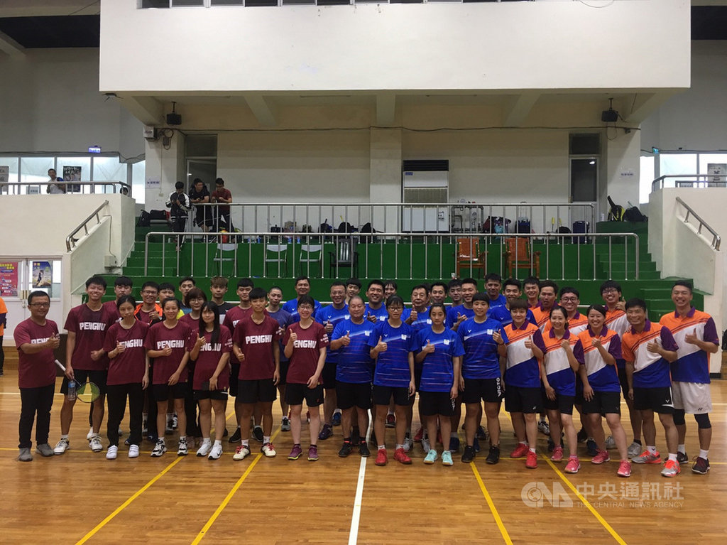 在馬祖舉行的第8屆離島運動會20日閉幕,金門縣代表團表現優異,在羽球項目中先後擊退澎湖縣、連江縣,抱走冠軍。(金門縣政府提供)中央社記者黃慧敏傳真 109年9月20日