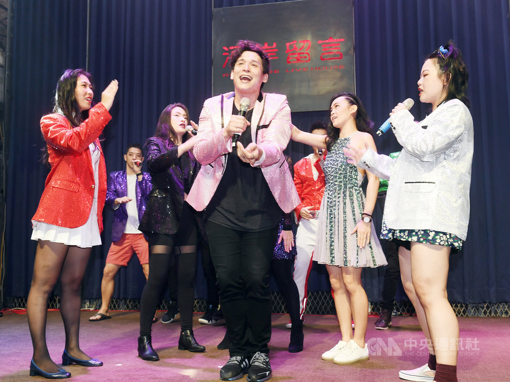 尷尬美聲「尷尬奔月阿卡貝拉演唱會」20日在台北西門河岸留言舉行,歌手倪安東(中)與王若琳(左)等人進行彩排,準備正式演出。中央社記者施宗暉攝 109年9月20日