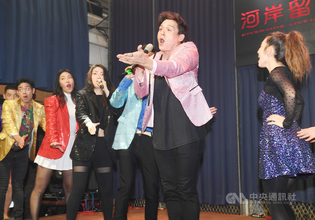 尷尬美聲「尷尬奔月阿卡貝拉演唱會」20日在台北西門河岸留言演出,歌手倪安東(右2)與王若琳(紅衣)等人進行彩排。中央社記者施宗暉攝 109年9月20日