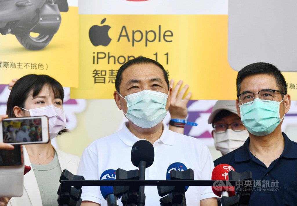 衛福部長陳時中日前表示,長輩說吃豬睪丸體力會變好、變聰明。新北市長侯友宜(左2)20日受訪表示,其實台灣的豬每一個部位都很健康,最主要原因是沒有打萊克多巴胺(瘦肉精)。中央社記者王鴻國攝 109年9月20日