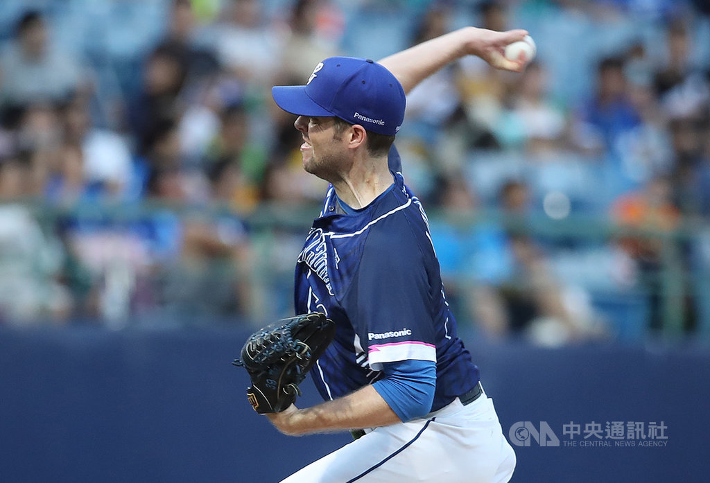 中職富邦悍將隊20日與統一獅隊交手,悍將洋投羅力(Mike Loree)總計用103球投7局,僅被敲出4支安打,投出11次三振,失掉2分皆非責失分,悍將以8比4拿勝,羅力拿下個人本季第5勝,獲選單場最有價值球員(MVP)。中央社記者張新偉攝 109年9月20日