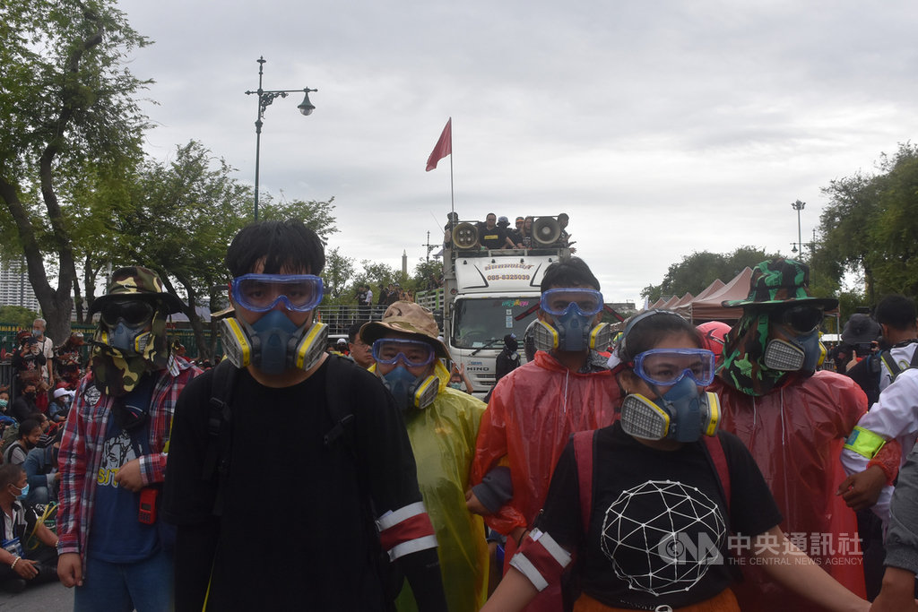 以法政大學學生為主體的學生抗議團體20日早上戴上防毒面具並手牽手圍成人牆,緩步前往大皇宮,要提出改革王室訴求。中央社記者呂欣憓曼谷攝 109年9月20日