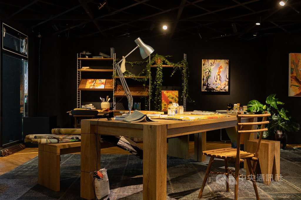 明日創藝MOT ARTS策劃「無熄—蔡宜儒x電影『惡之畫』」特展,展出蔡宜儒為電影創作的2幅新作,也集結他歷年經典作品。圖為展場。(忠泰生活開發提供)中央社記者鄭景雯傳真 109年9月20日
