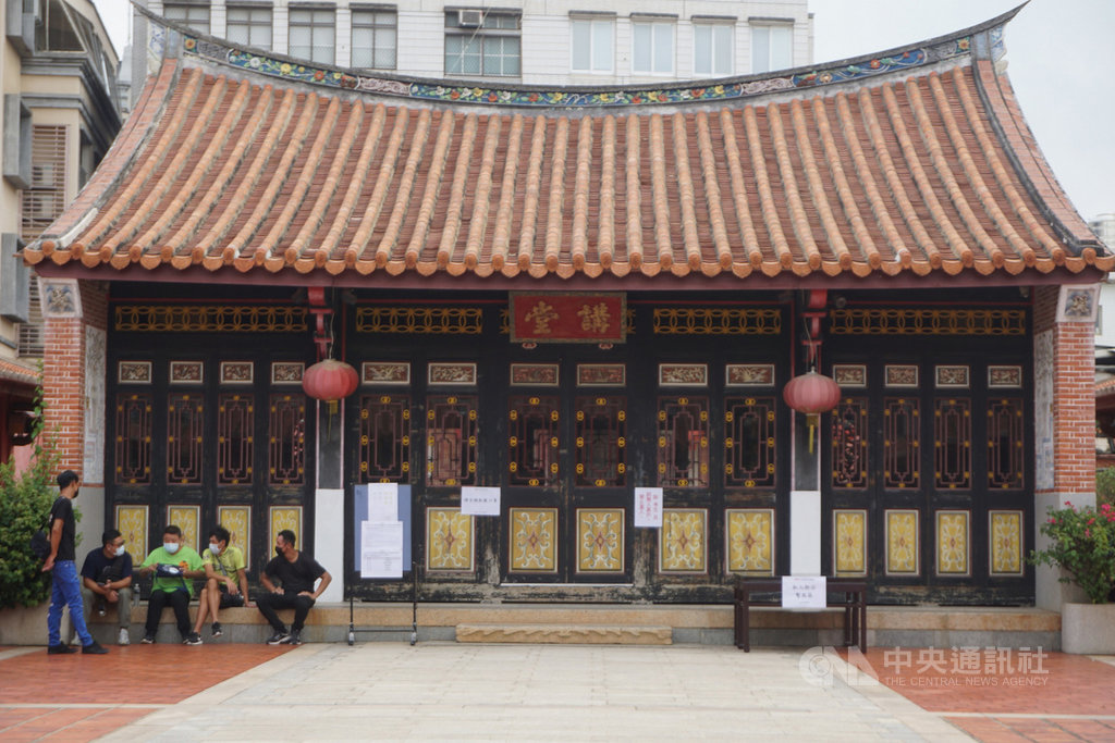 文化部首度在金門辦理傳統匠師資格審查考試,20日在金城鎮浯江書院登場,考生在講堂外等待進場考試,體驗「偽進京趕考」。中央社記者黃慧敏攝 109年9月20日