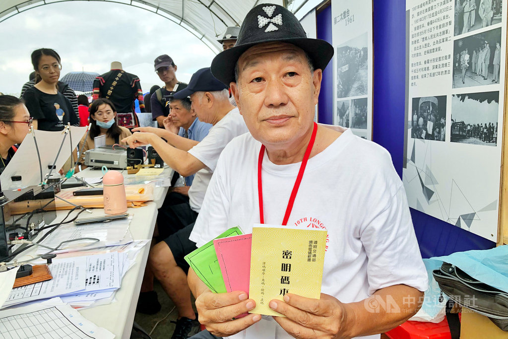71歲的緬甸華僑鄭慶華20日表示,15歲時被吸收擔任當地自衛隊情報員工作,在學了一年半的摩斯密碼後,便被派到中國大陸與緬甸交界處,進行軍隊調度、人員派遣等情報搜集任務,而那年他還沒有成年。中央社記者吳睿騏桃園攝 109年9月20日