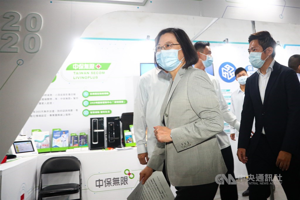 共機連日擾台,總統蔡英文(左)20日出席危老及都更博覽會活動,她會後受訪時表示,這不只是兩岸問題,更是區域安全問題,讓台灣人民更警覺、了解中共政權的本質,區域其他國家也更了解中國的威脅性,呼籲中共必須自我克制,不要挑釁。中央社記者王騰毅攝 109年9月20日