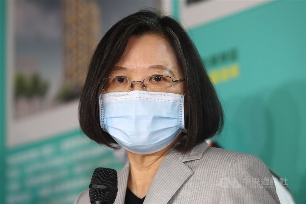 總統蔡英文(圖)20日出席危老與都更博覽會活動,她會後受訪表示,美國國務院次卿柯拉克來台,涉及台美經濟合作不同層次、議題討論,收穫豐碩,盼能及早進行台美經濟對話。中央社記者王騰毅攝 109年9月20日