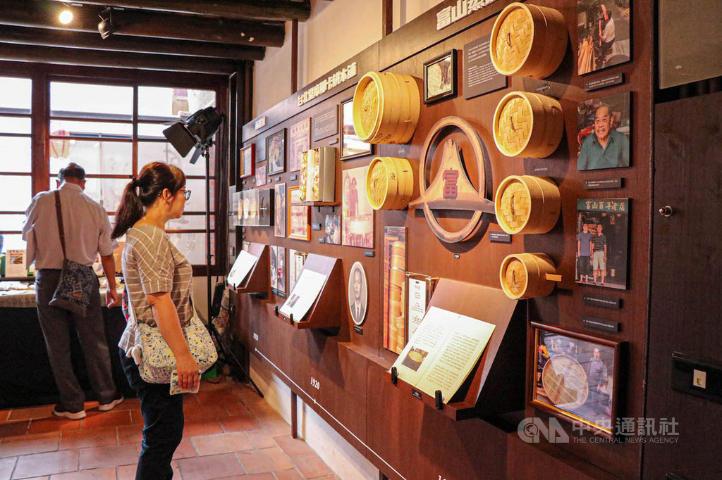 剝皮寮歷史街區策劃「百年匠心」特展,集結萬華在地10個超過百年歷史的老字號商家及場域,跨度生活場域、在地飲食、傳統技藝與宗教,邀民眾前往挖掘更多百年匠人背後的小故事。(剝皮寮歷史街區提供)中央社記者鄭景雯傳真 109年9月20日