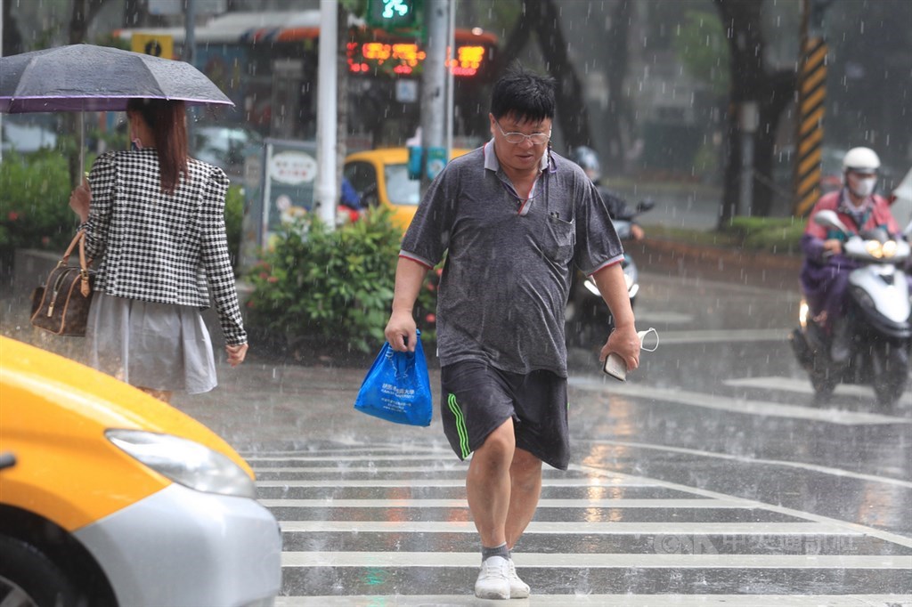 中央氣象局20日上午11時發布8縣市大雨特報,降雨主要在南部及東部。(中央社檔案照片)