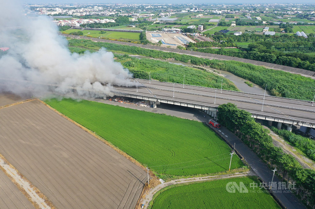 雲林斗六竹圍大橋下臨時廢棄物堆置場20日上午不明原因發生火警,濃煙沖天、籠罩橋面,警方馬上封鎖竹圍大橋兩端,禁止人車通行。(雲林縣消防局提供)中央社記者蔡智明傳真 109年9月20日