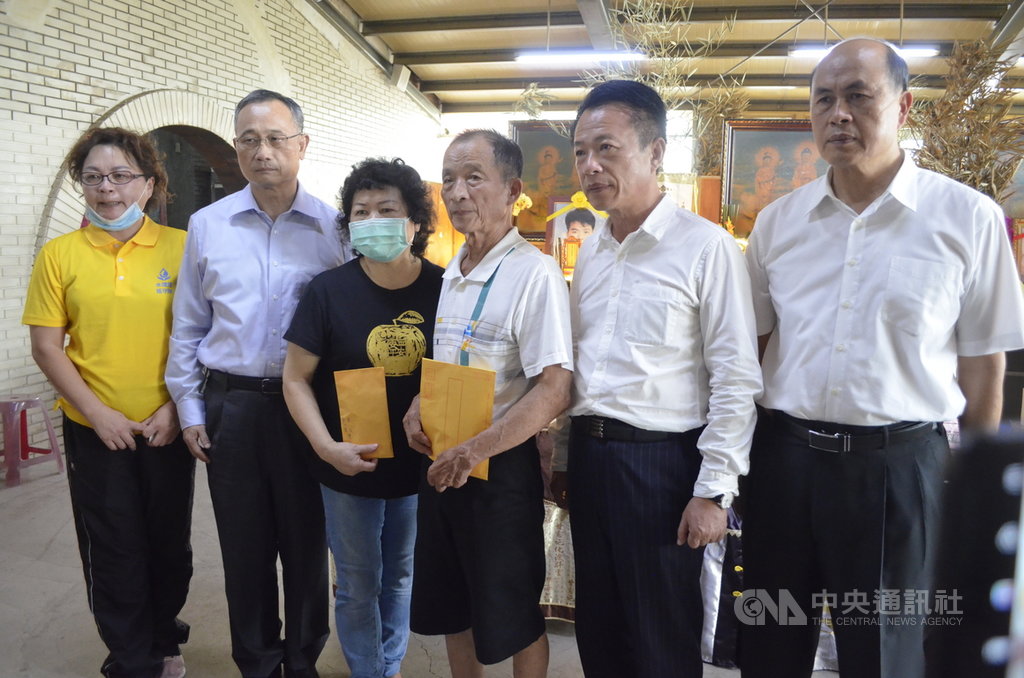 23年前台北縣(現新北市)板橋分局警員呂進全遭歹徒開車衝撞奪槍,中槍成植物人,18日辭世,警政署長陳家欽(左2)與嘉義縣長翁章梁(右2)20日到靈前祭拜,並致贈家屬慰問金。中央社記者蔡智明攝 109年9月20日