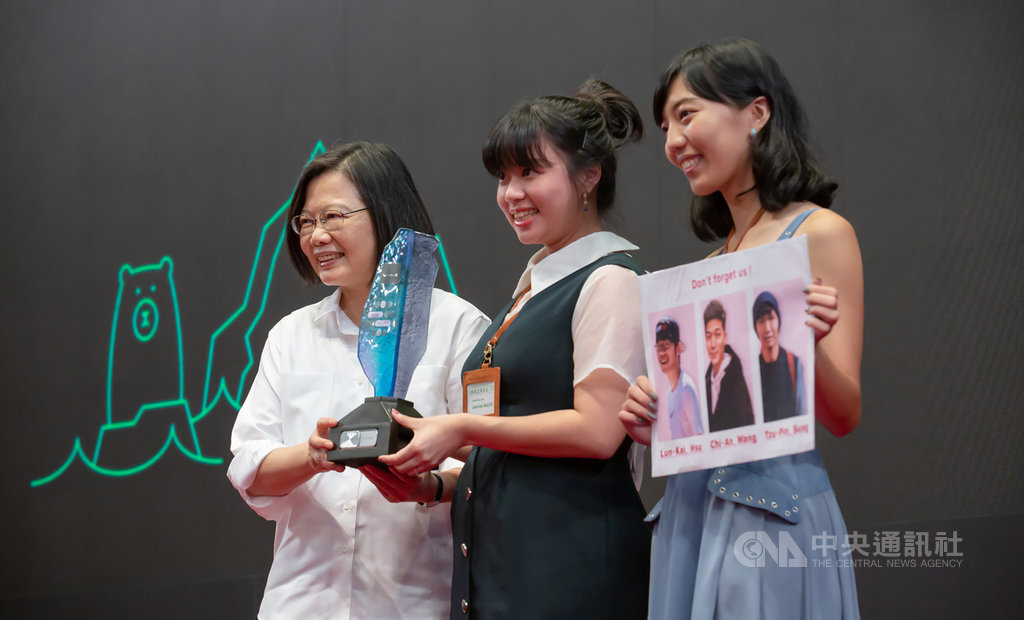 2020總統盃黑客松頒獎典禮20日在總統府舉行,總統蔡英文(左)出席,頒發獎座給獲獎團隊。(總統府提供)中央社記者鄭傑文傳真 109年9月20日