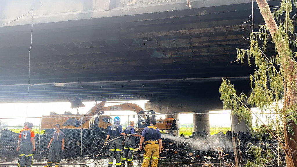 雲林斗六竹圍大橋下臨時廢棄物堆置場20日上午不明原因發生火警,消防人員已將火勢撲滅,高架橋被燒黑,恐有安全疑慮,縣府封橋檢測,請路人改道。(雲林縣政府提供)中央社記者蔡智明傳真 109年9月20日