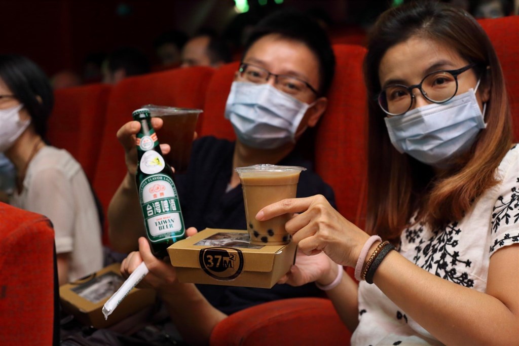 第三屆巴黎台灣電影節18日晚間開幕,會中提供台式美食與抽獎活動,氣氛熱烈。(圖取自facebook.com/filmosaparis)