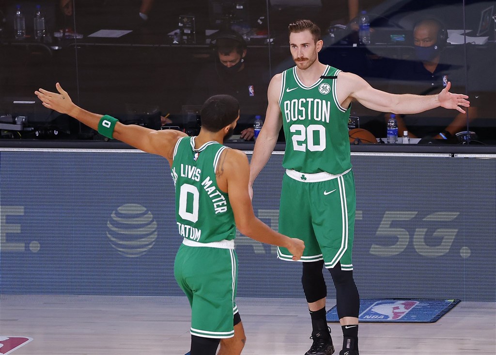美國職籃NBA波士頓塞爾蒂克主力海沃德(右)先前腳踝受傷,相隔一個月後在東區冠軍戰第3戰歸隊,教頭史蒂文斯19日表示,海沃德為球隊帶來穩定力量,歸隊後增加球隊防守靈活度。(圖取自twitter.com/gordonhayward)