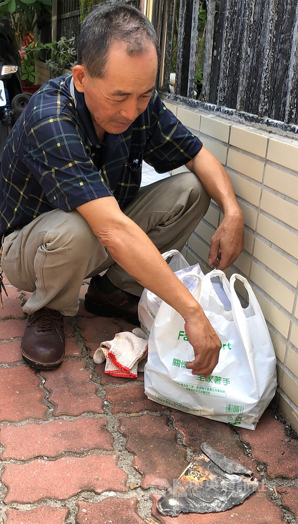 台中市東海商圈一處民宅19日發生氣爆,波及對面另一棟透天厝,許多受災住戶20日重返現場,受災的老伯表示,今年新買的機車被燒毀,只剩半片車牌,許多證件、重要文件不是被燒毀就是泡水,未來不知如何是好。中央社記者趙麗妍攝 109年9月20日