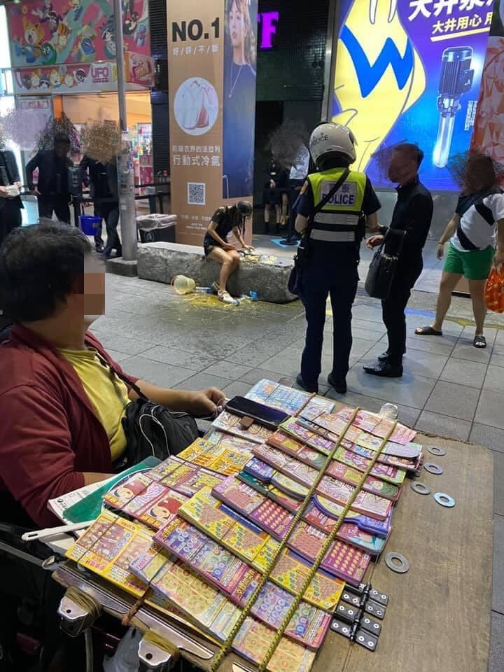 邱姓女子19日晚間獨自坐在台北市信義區威秀影城廣場石椅時,突然遭一名男子手持裝糞的水桶朝她頭部潑灑,犯嫌隨即逃離現場。(圖取自爆料公社臉書社團facebook.com)