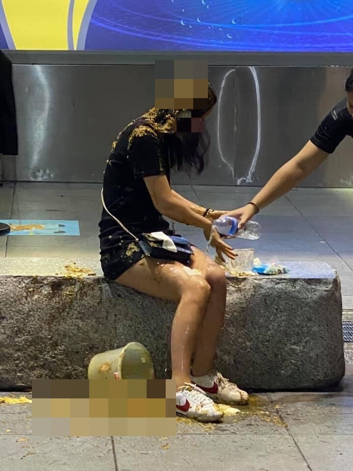 台北市信義區威秀影城廣場19日晚間發生潑糞事件,邱姓女子獨坐在石椅上時,遭一名男子將手持裝糞水桶對她潑灑後逃逸。(圖取自爆料公社臉書社團facebook.com)